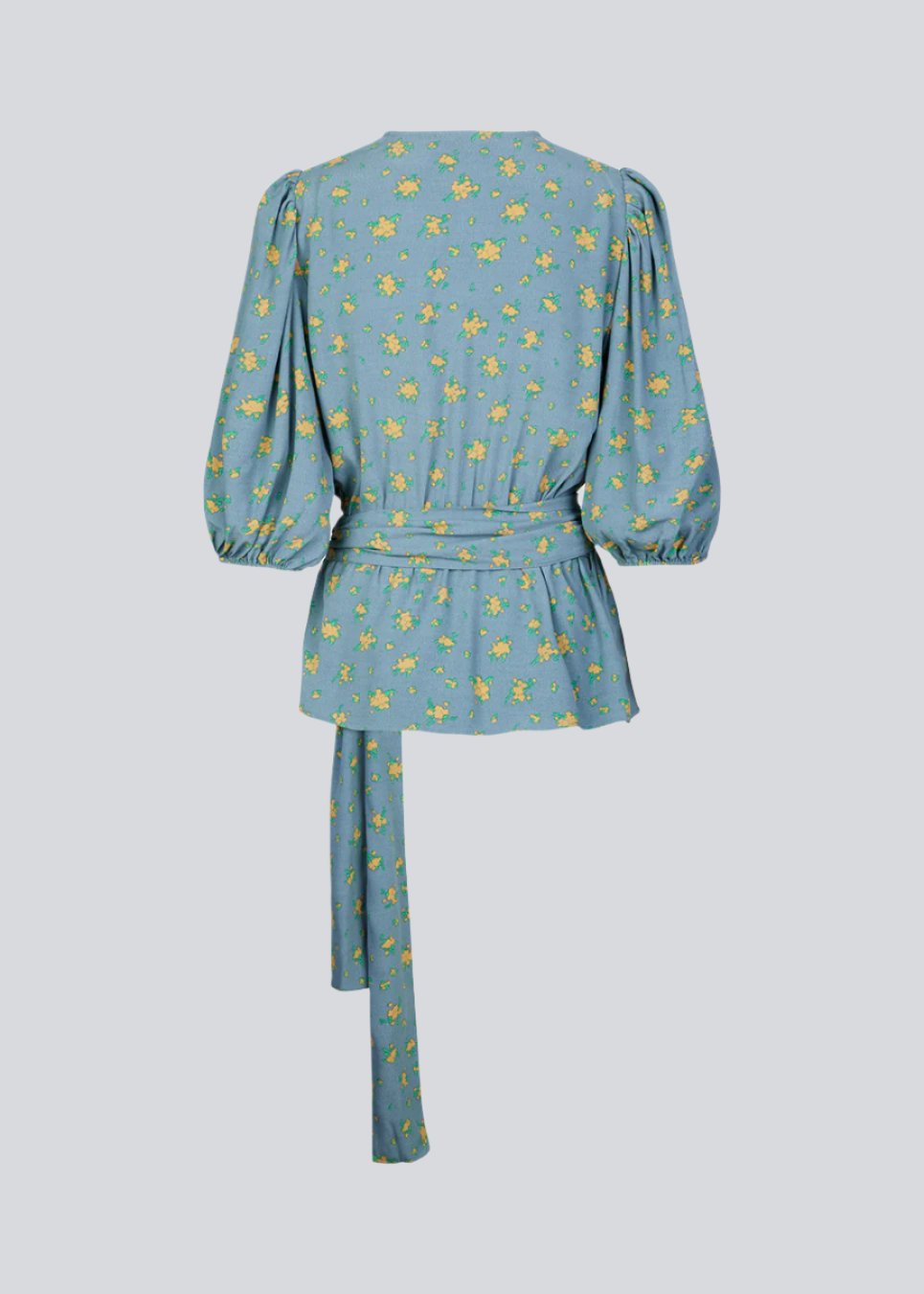 Blomstret top med bindebånd i taljen i fin blå med print. TuckerMD print top er en slå-om bluse med korte løse ærmer. Blusen er lavet i 100% ansvarligt materiale.