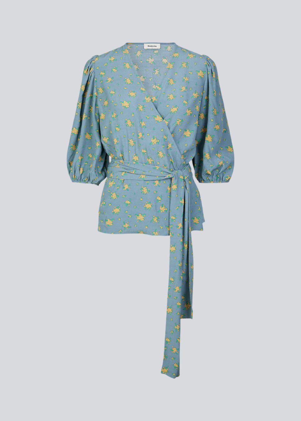 Blomstret top med bindebånd i taljen i fin blå med print. TuckerMD print top er en slå-om bluse med korte løse ærmer. Blusen er lavet i 100% ansvarligt materiale.