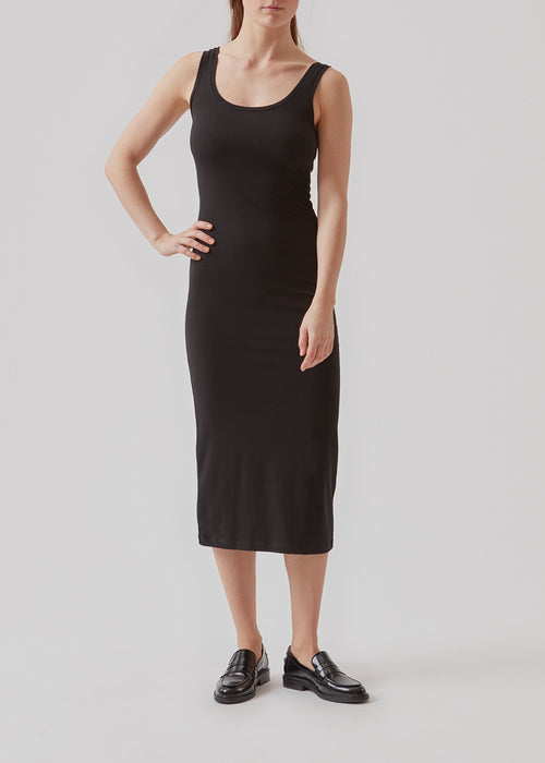 Lækker basis kjole med brede stropper i en tætsiddende pasform med god længde. Tulla x-long er en selvfølge i enhver garderobe.