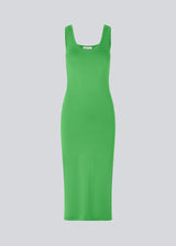 Lækker basis grøn kjole med brede stropper i en tætsiddende pasform med god længde. Tulla x-long er en selvfølge i enhver garderobe.