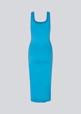Lækker basis kjole i blå med brede stropper i en tætsiddende pasform med god længde. Tulla x-long er en selvfølge i enhver garderobe. Modellen er 173 cm og har en størrelse S/36 på