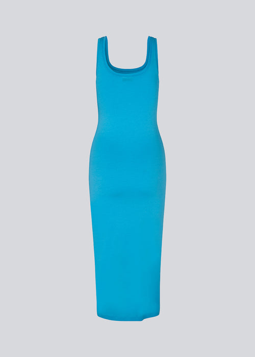 Lækker basis kjole i blå med brede stropper i en tætsiddende pasform med god længde. Tulla x-long er en selvfølge i enhver garderobe. Modellen er 173 cm og har en størrelse S/36 på