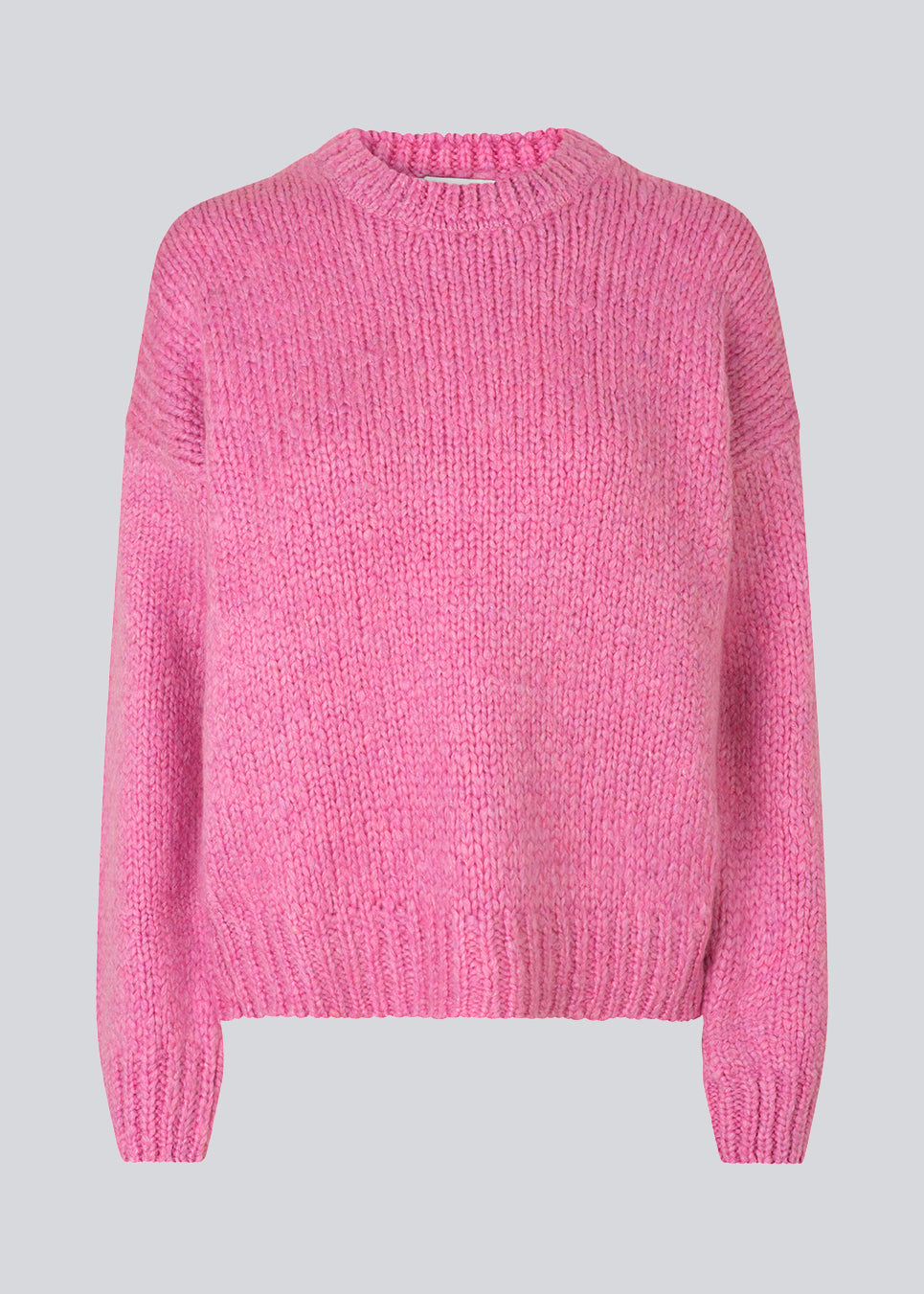 Lækker strik i pink med lange ærmer. Valentia o-neck har ribkant ved både hals, ærmer og bund. Strikken er løs i pasformen, som gør den oplagt at bruge til de kolde dage.