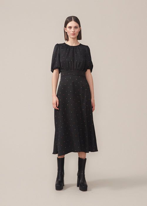 Knælang kjole med trykt mønster i et genanvendt materiale. BixMD print dress har dyb v-udskæring og slå om-forstykke med bredt bindebånd i taljen. Lange ærmer med vidde. Med for.