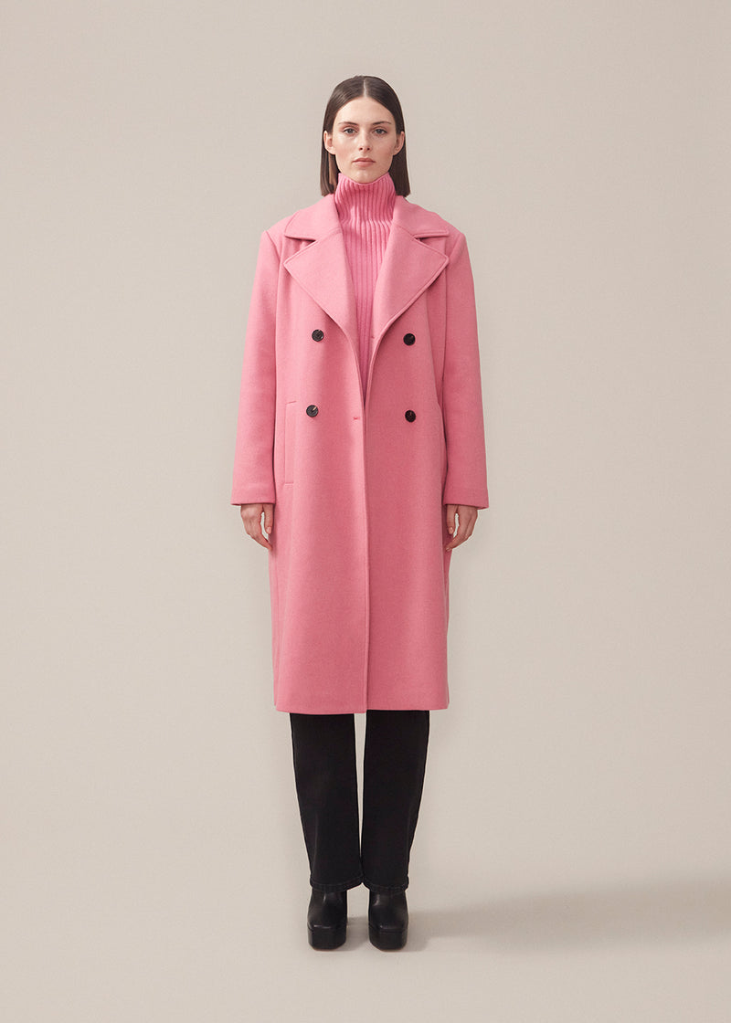 Mellemlang frakke i pink i vævet uldblanding. BecaMD coat har en bred krave og brede revers med og slids bagpå.