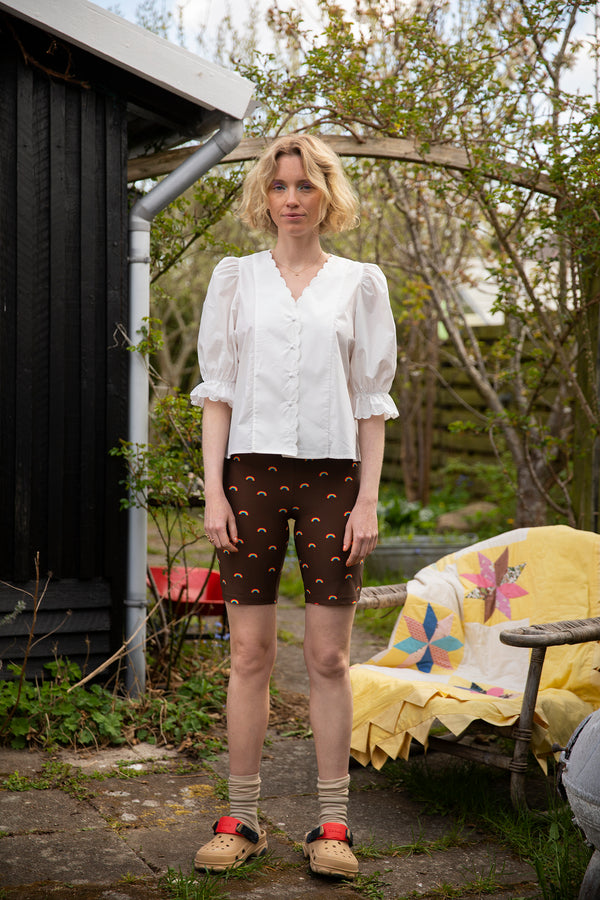 Tætsiddende shorts i behageligt strækbart materiale og elastisk talje. PernilleMD print shorts har et sporty look med all-over regnbueprint.  Fuldend looket og køb matchende bluse: PernilleMD print LS top, i samme farve og print.  Stylen er designet i samarbejde med den danske stylist og influent Pernille Rosenkilde, der er kendt for sin farverige og glædesfulde stil. Pernille x Modström kollektionen indeholder farverige sommer styles, som du kan se her.