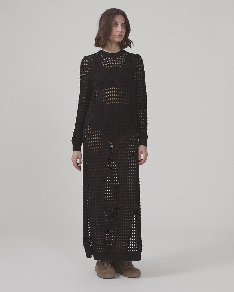 Hulstrikket maxi kjole i økologisk bomuld. CamdenMD dress har en afslappet pasform med lange ærmer og rund hals med ribstrikkede kanter.  Modellen er 177 cm og har en størrelse S/36 på.