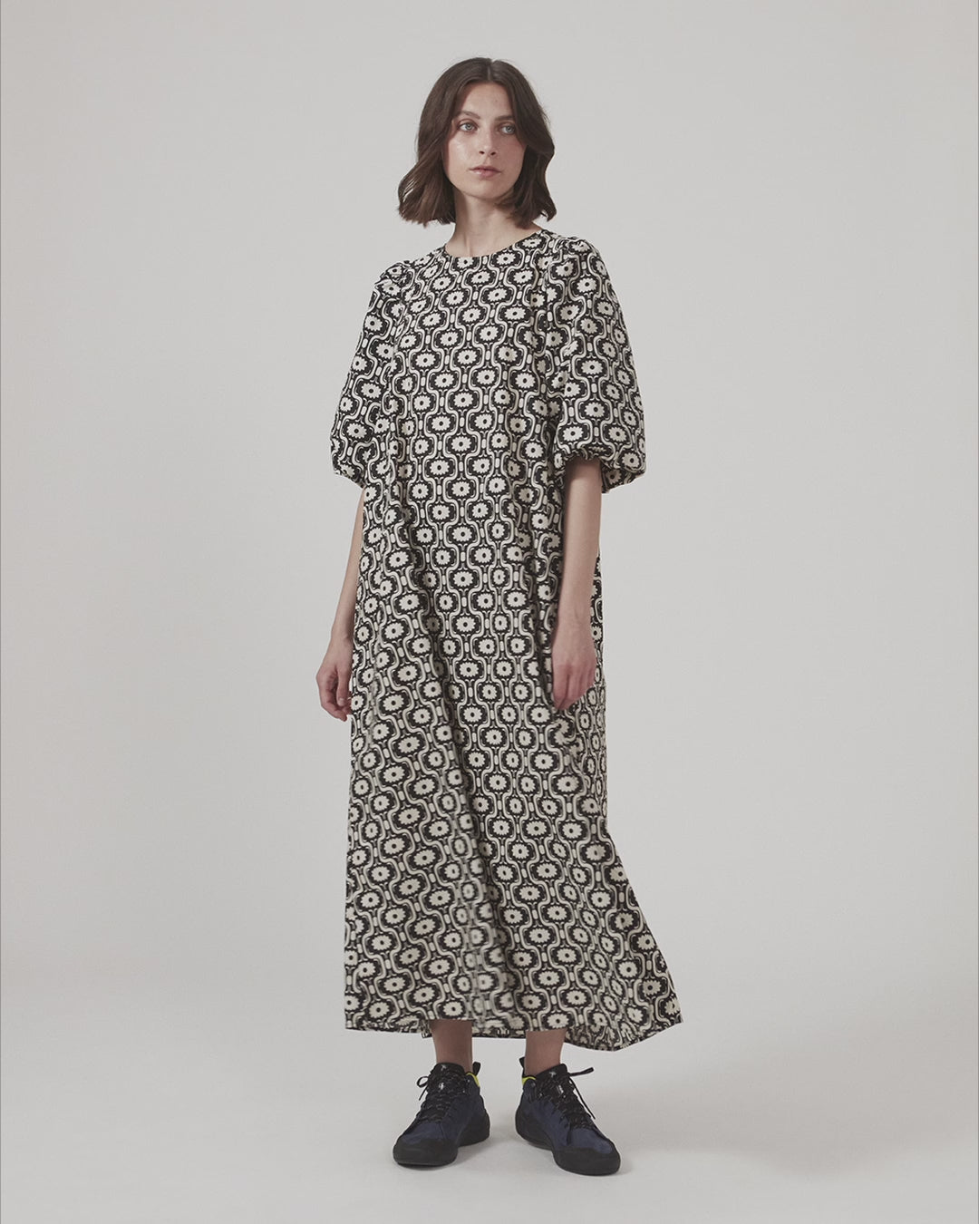 Lang kjole med vidde i skørtet og store pufærmer. CoraMD print dress har en rund hals med udskæring og sløjfe i ryggen. Fremstillet i økologisk bomuld. Modellen er 174 cm og har en størrelse S/36 på.