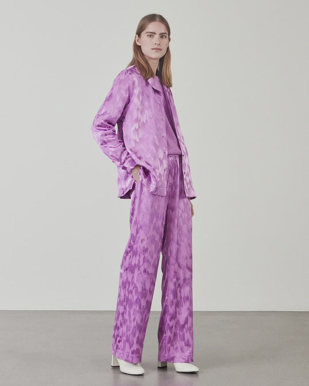 Lige, vide bukser i lilla med pyjamas-inspireret udtryk i mønstret satin. AbigaleMD pants har høj talje med beklædt elastik. Diskrete lommer i sidesømmen.  Køb matchende skjorte: AbigaleMD pants, i samme farve for at fuldende looket.