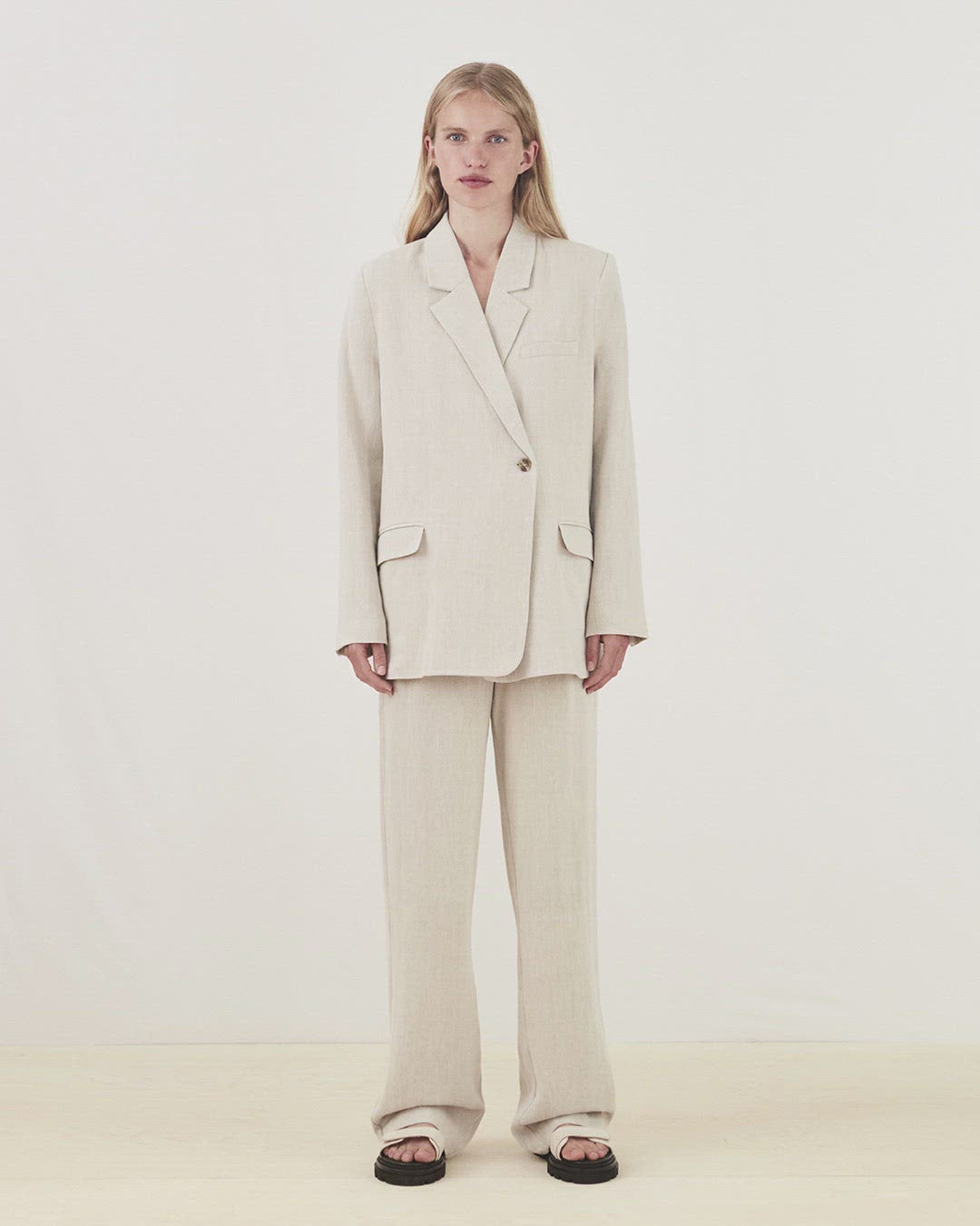 Blazer i et voluminøst fit med et asymmetrisk look. Park blazer er i en let hørkvalitet, som kan styles med de matchende bukser eller over en kjole på en sommeraften.