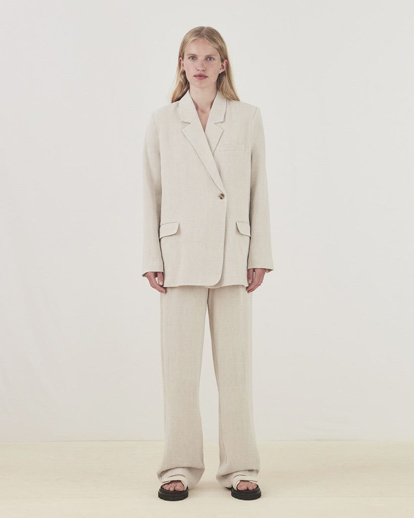 Blazer i et voluminøst fit med et asymmetrisk look. Park blazer er i en let hørkvalitet, som kan styles med de matchende bukser eller over en kjole på en sommeraften.