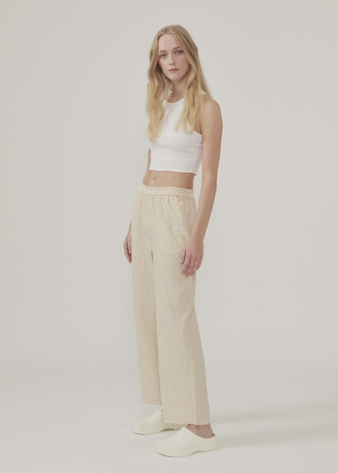 Lækker basic top i en blød bomuldsrib. IgorMD crop top har en tætsiddende, cropped pasform med bryderryg og er perfekt at style til et sporty look. Modellen er 173 cm og har en størrelse S/36 på