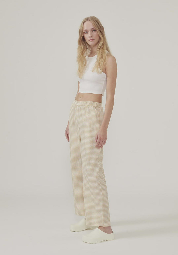 Lækker basic top i en blød bomuldsrib. IgorMD crop top har en tætsiddende, cropped pasform med bryderryg og er perfekt at style til et sporty look. Modellen er 173 cm og har en størrelse S/36 på
