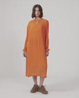 Plisseret kjole i genanvendt polyester. CruzMD dress har 3/4 lange ærmer med elastik, nøglehulsåbning foran og luftigt skørt.  Modellen er 177 cm og har en størrelse S/36 på.
