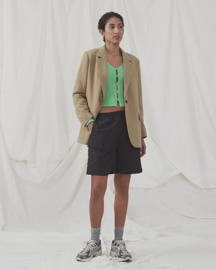 Cargo shorts i sort i nylon med brede ben. DilaraMD shorts har beklædt elastik i taljen og to store påsatte lommer på siden. Modellen er 177 cm og har en størrelse S/36 på.